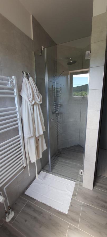 Apartmani Fenestra Tesla I Faust Otočac Exteriér fotografie