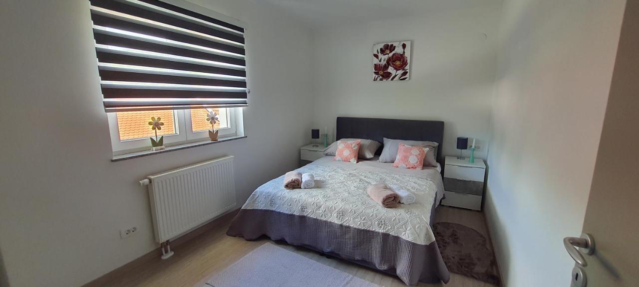 Apartmani Fenestra Tesla I Faust Otočac Exteriér fotografie
