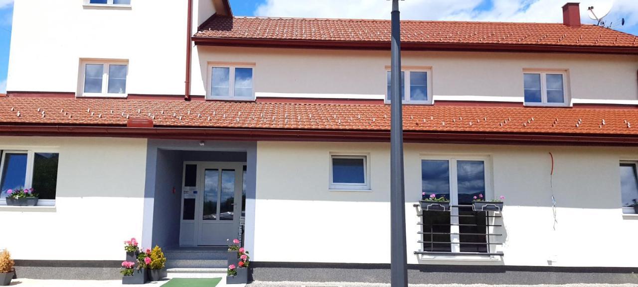 Apartmani Fenestra Tesla I Faust Otočac Exteriér fotografie